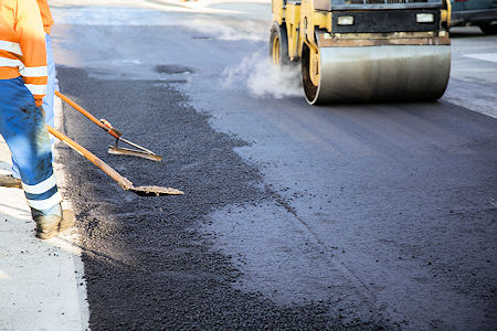 Laying and flattening asphalt roads