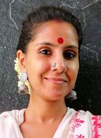 Bengali woman with rose-coloured forehead dot - taken from: https://desidrapes.files.wordpress.com/2017/10/fotor_150653561534621513210597.jpg